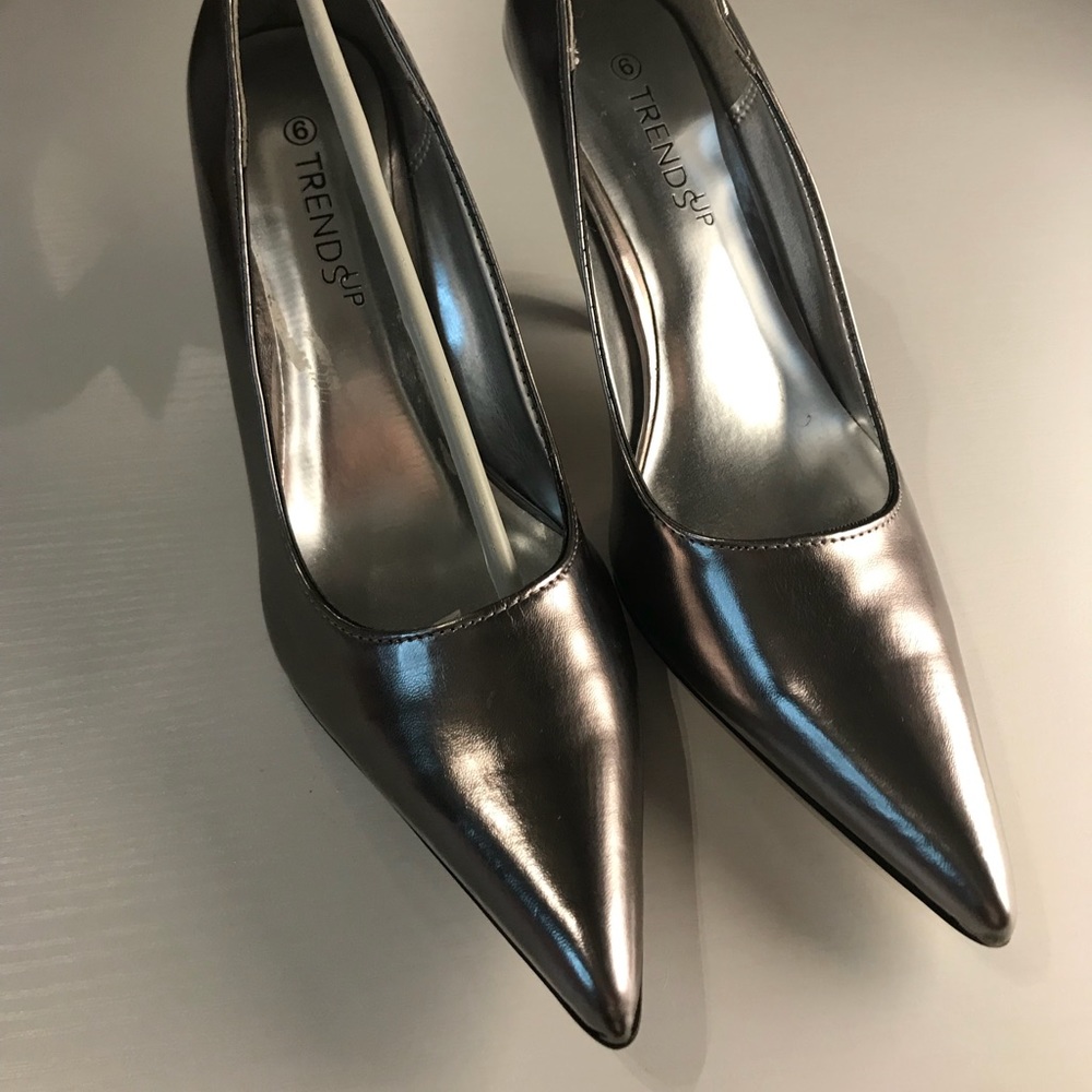NWOT. Metallic Silver Pointed Toe Heels
